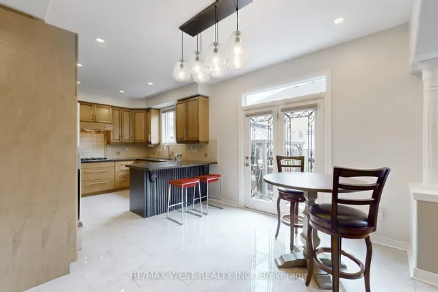 Additional image 19 of 6 Igloo Tr