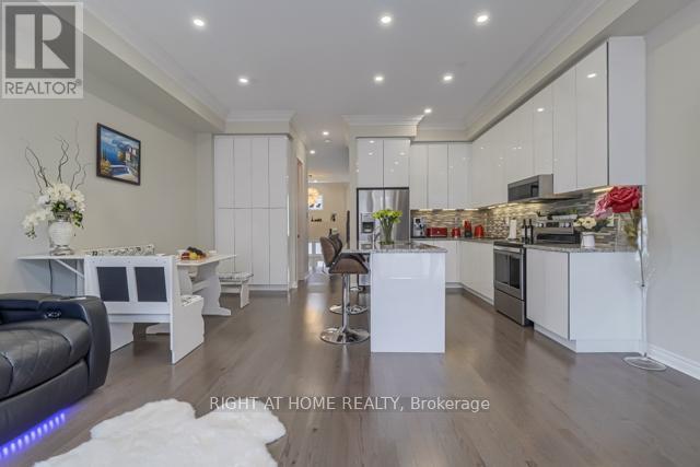 12 LASKIN DRIVE|Vaughan (Patterson), Ontario L6A5A4