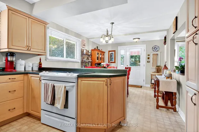 Additional image 14 of 593 Braemore Rd