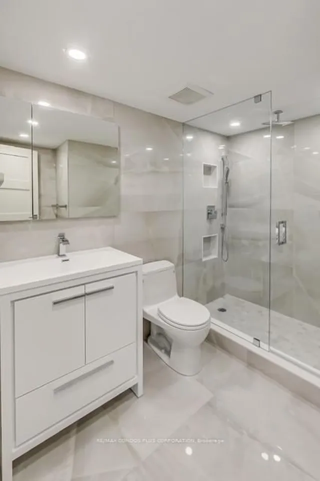 Additional image 16 of 1001 Bay St Unit 2705