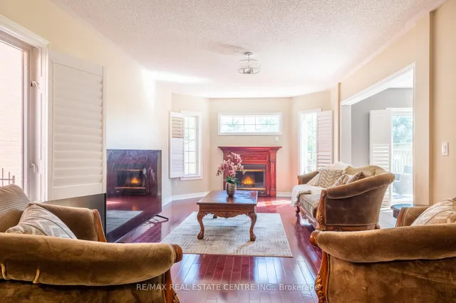 Additional image 13 of 925 Knotty Pine Grve