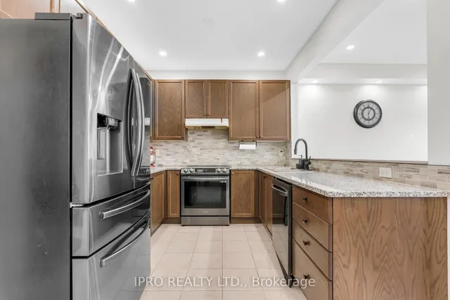 Additional image 13 of 564 Bessborough Dr