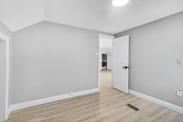 Additional image 32 of 10 Comet Ave