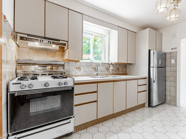 Additional image 13 of 31 Woodenhill Crt