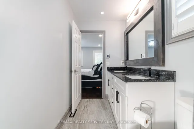 Additional image 34 of 32 Niles Crt