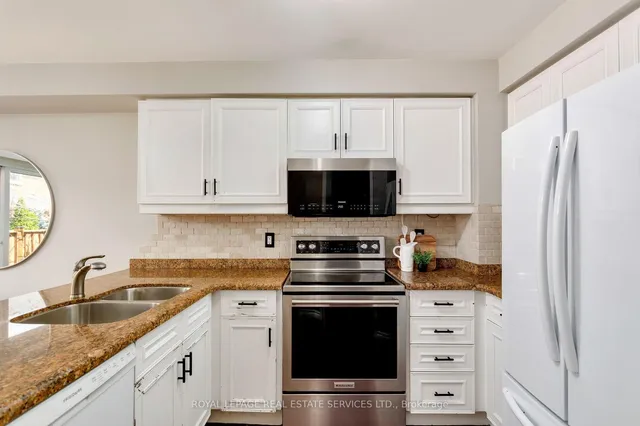 Additional image 20 of 2006 Glenada Cres Unit 7