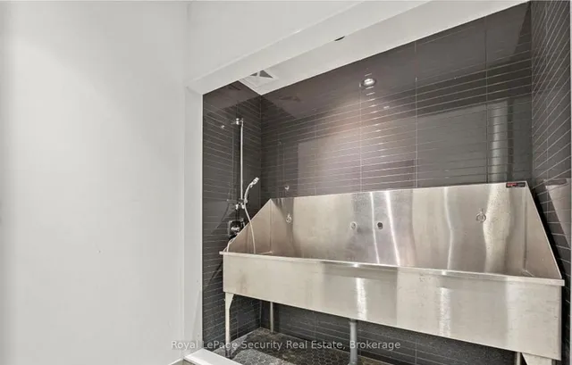 Additional image 41 of 40 Ed Clark Gdns Unit TH 22