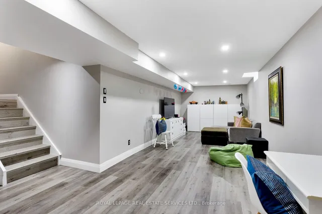 Additional image 37 of 2006 Glenada Cres Unit 7