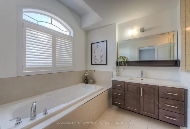 Additional image 32 of 215 Dundas St Unit 38