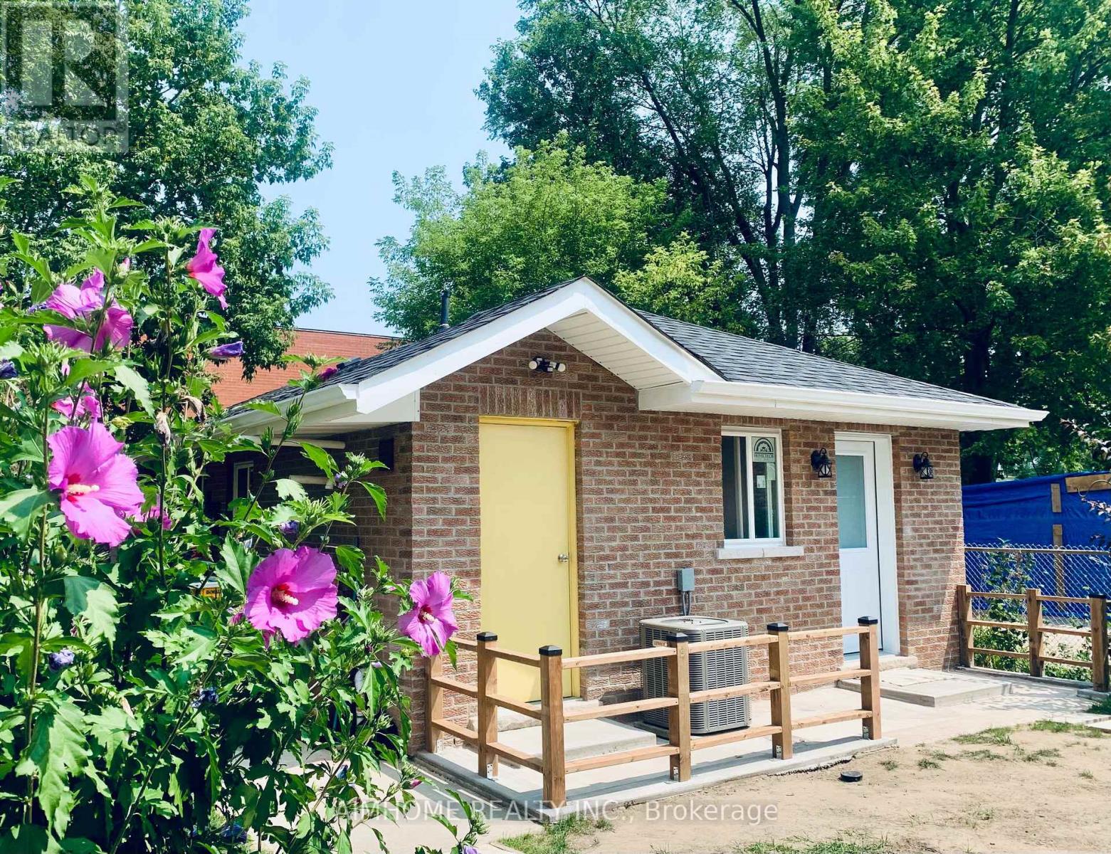 GARDEN HOUSE - 7A CONNORVALE AVENUE|Toronto (Alderwood), Ontario M8W3Z9