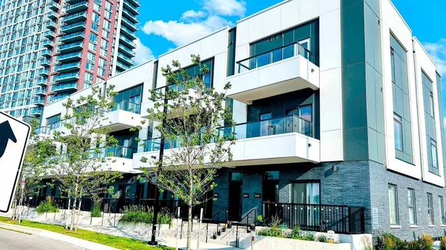 20 Lagerfeld Dr Unit 9