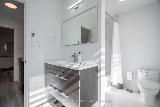 Additional image 26 of 80 Montreal Circ