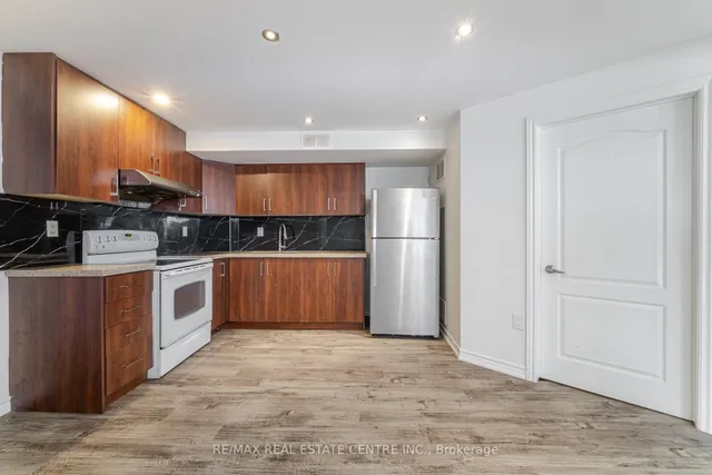 Additional image 44 of 6 Baccarat Cres