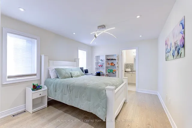 Additional image 36 of 17 Frost St