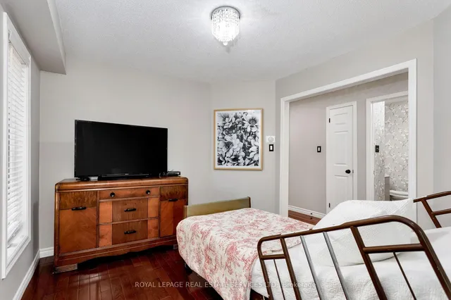 Additional image 10 of 2006 Glenada Cres Unit 7