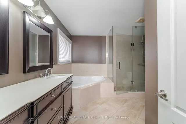 Additional image 28 of 6 Baccarat Cres