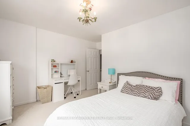 Additional image 34 of 275 Alexander Crt