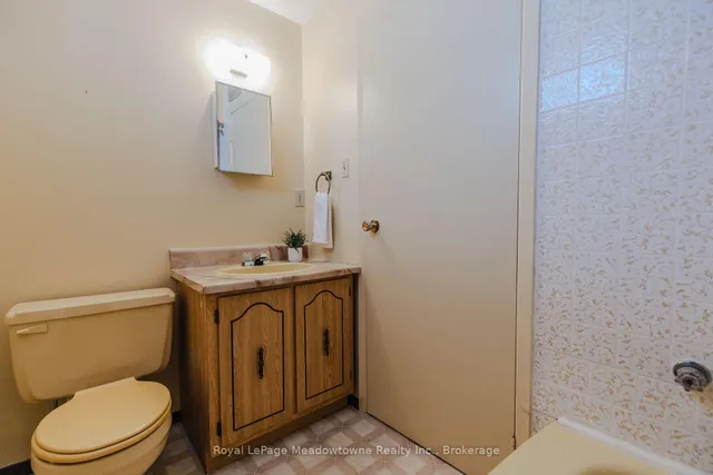 Additional image 40 of 840 Cedarbrae Ave