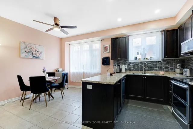 Additional image 7 of 33 Kayak Hts