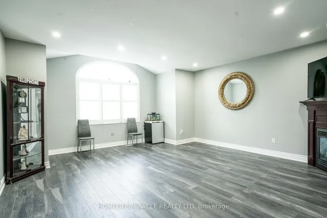 Additional image 37 of 16 Signet Crt