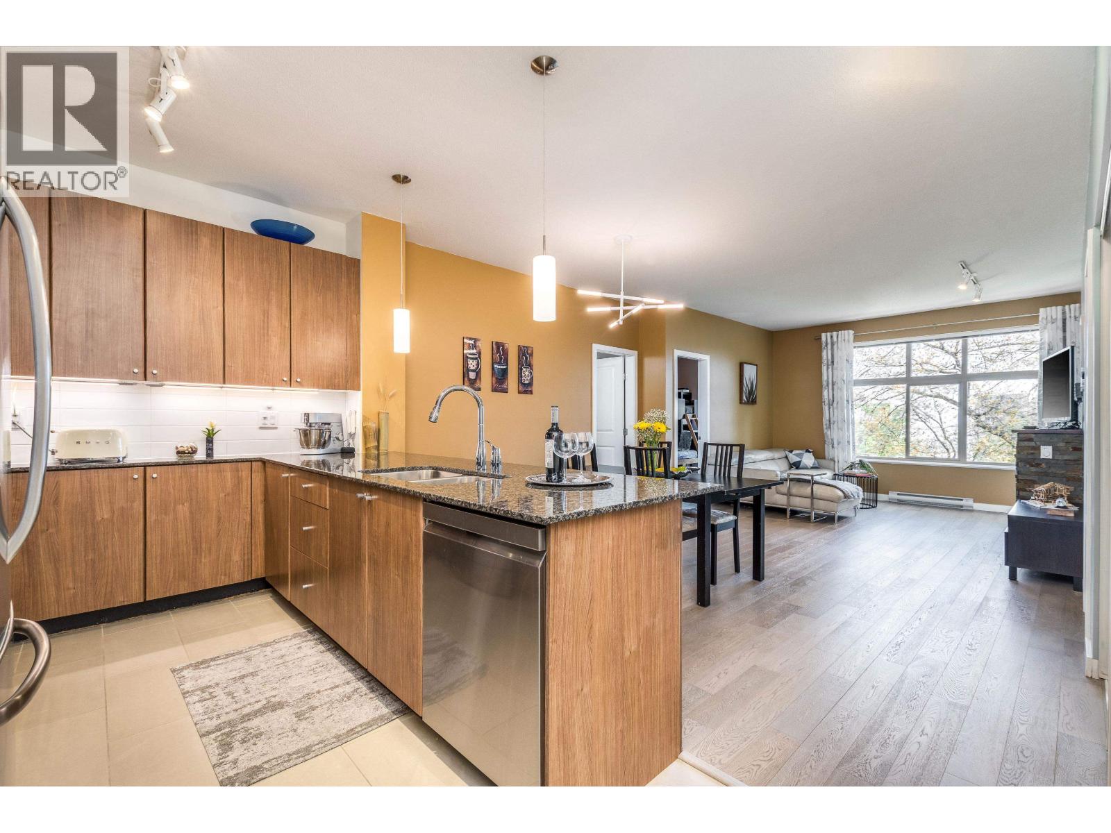 305 245 ROSS DRIVE|New Westminster, British Columbia V3L0C6