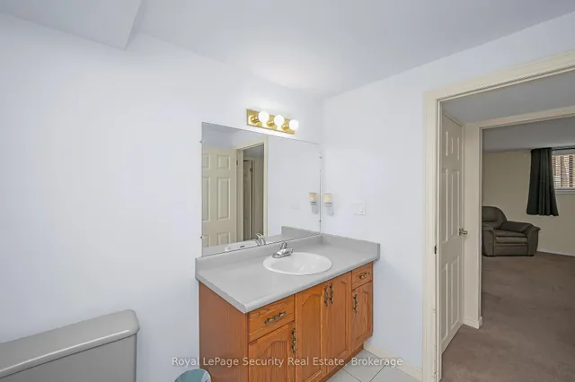 Additional image 36 of 107 Fairington Cres
