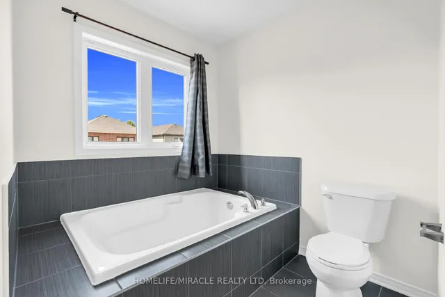 Additional image 31 of 23 Royal Coachman Way