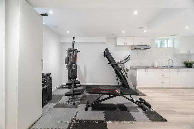 Additional image 40 of 90 Raymond Rd Unit 6