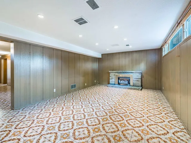 Additional image 21 of 125 Decarie Circ