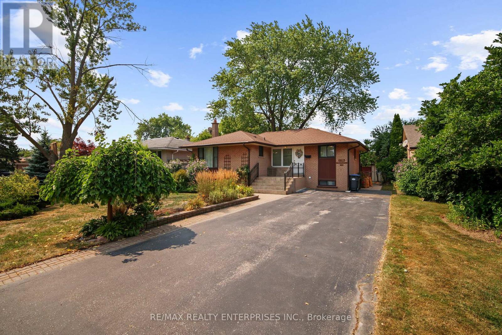 2739 TRUSCOTT DRIVE|Mississauga (Clarkson), Ontario L5J2B8