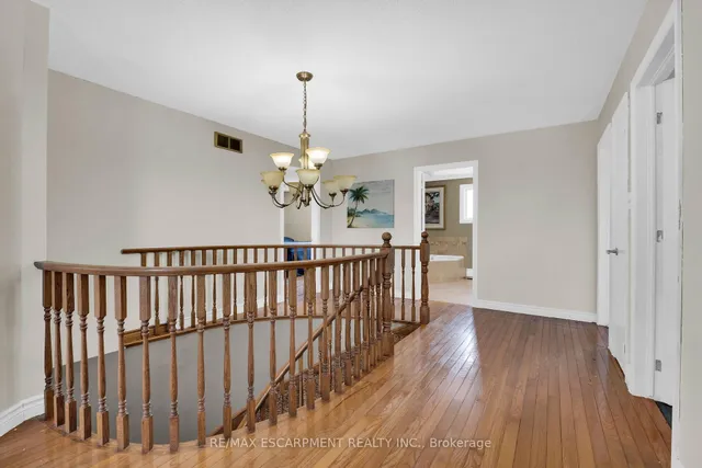 Additional image 26 of 28 DOLMAN St