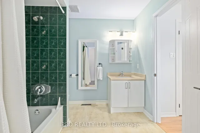 Additional image 20 of 142 Richwood Cres