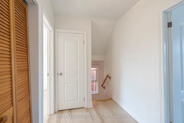 Additional image 38 of 36 Spadina Ave