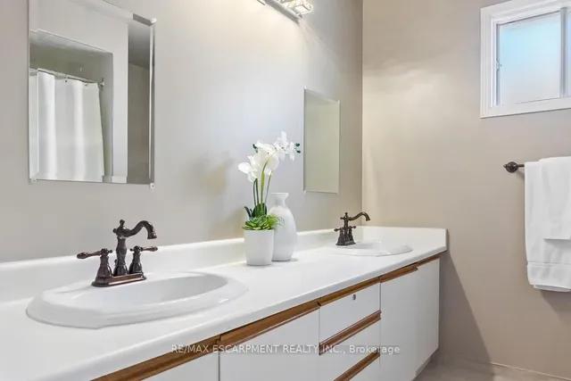 Additional image 37 of 411 Freeman Cres