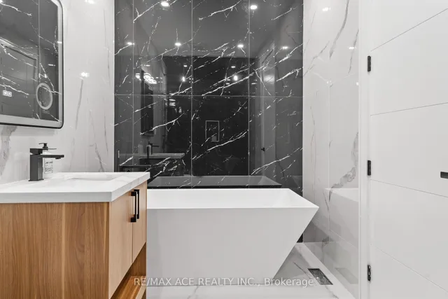 Additional image 31 of 122 Warden Ave