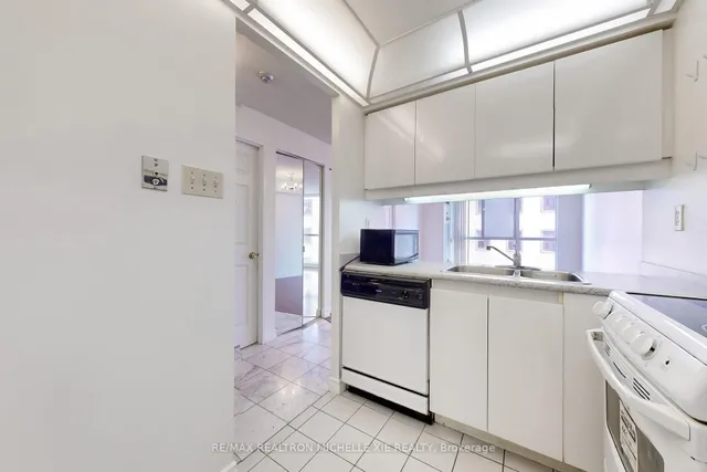 Additional image 15 of 736 Bay St Unit 1009