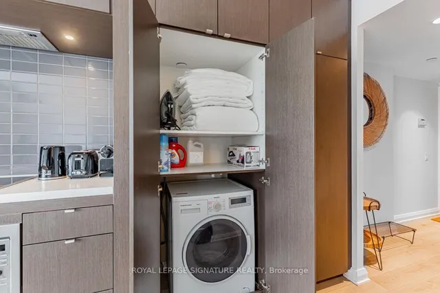 Additional image 8 of 155 Yorkville Ave Unit 1814