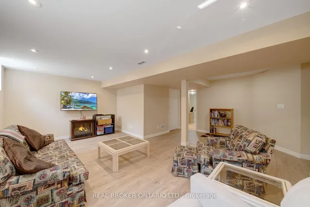 Additional image 32 of 5689 Roseville Crt