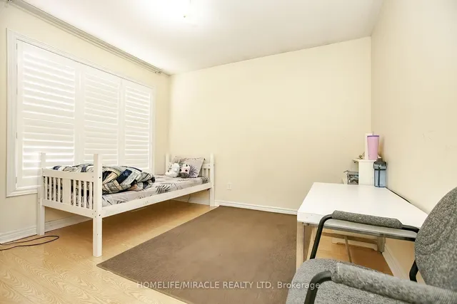 Additional image 34 of 20 Oblate Cres