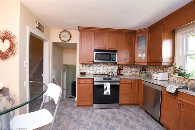 Additional image 12 of 33 Burwell Ave