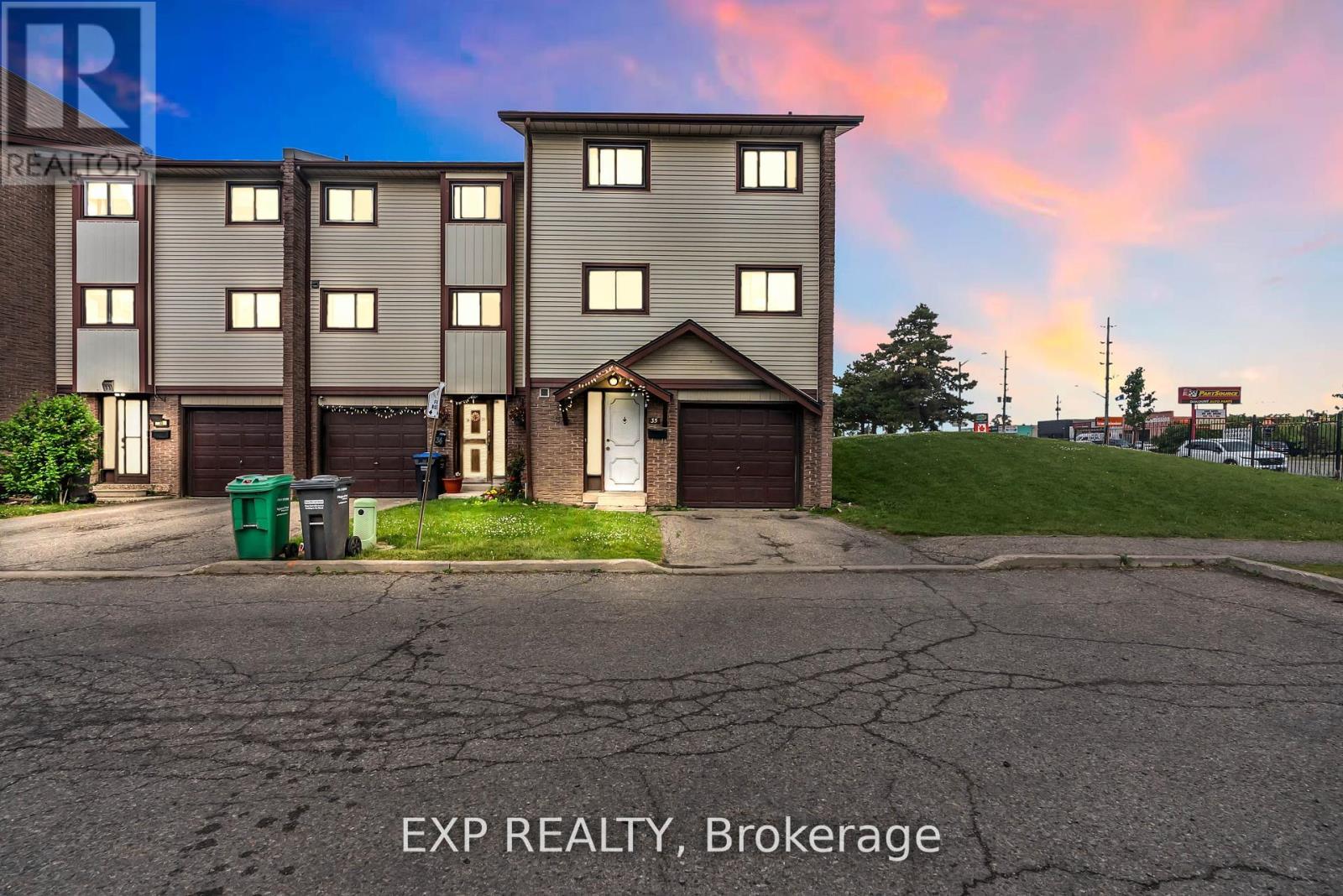 35 MCCALLUM COURT|Brampton (Queen Street Corridor), Ontario L6W3M3