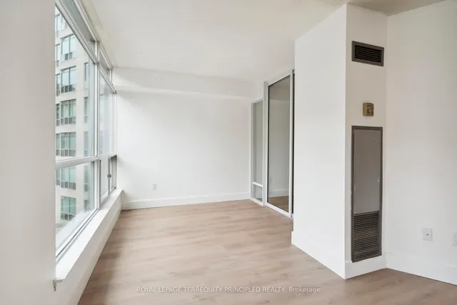 Additional image 22 of 942 Yonge St Unit 418