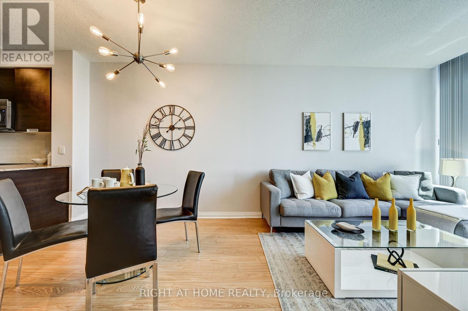 2001 - 55 EGLINTON AVENUE W|Mississauga (Hurontario), Ontario L5R0E4