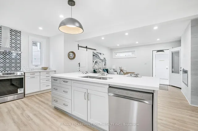 Additional image 10 of 10 Comet Ave