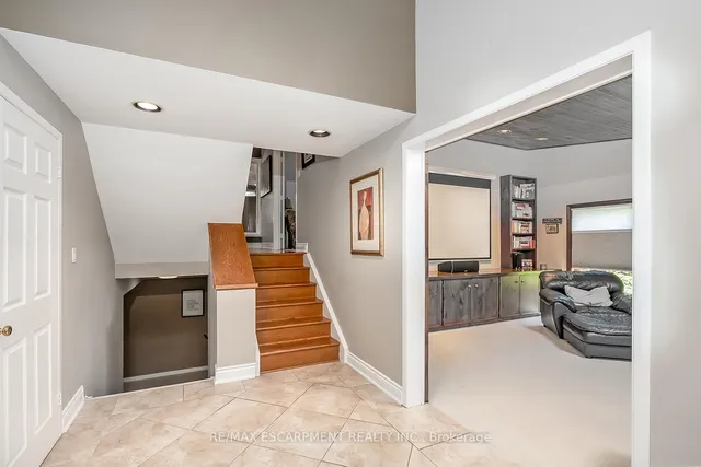 Additional image 8 of 275 Alexander Crt