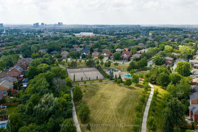 Additional image 47 of 2006 Glenada Cres Unit 7