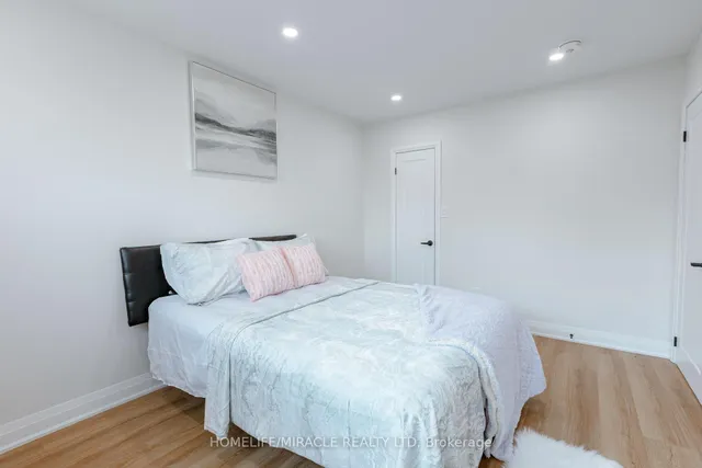 Additional image 32 of 3594 Laddie Cres