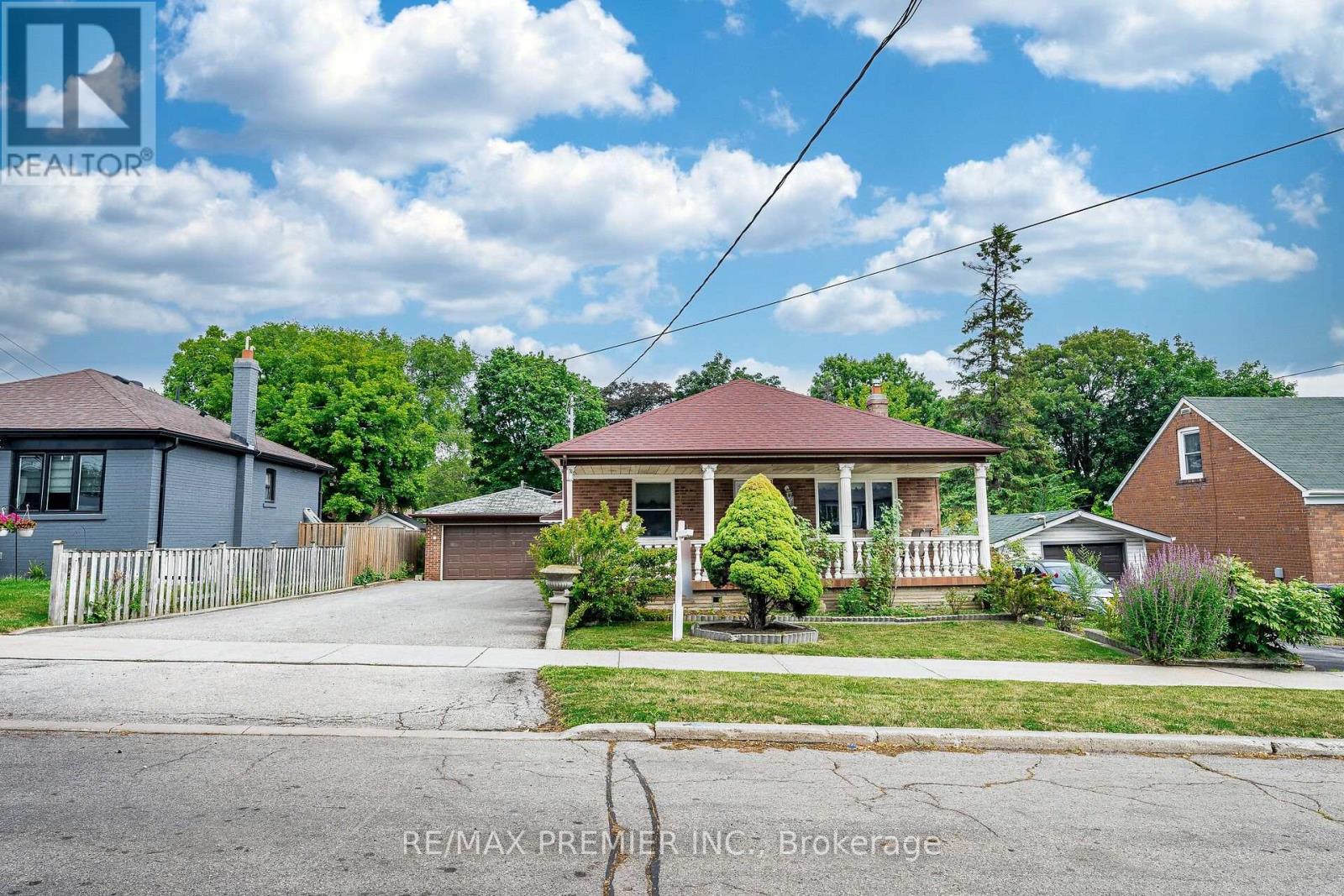 22 MEADOW LANE AVENUE|Toronto (Downsview-Roding-CFB), Ontario M3L1C1