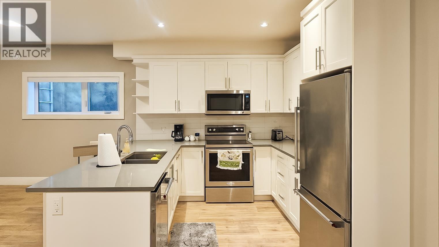 1033 PROSPECT AVENUE|North Vancouver, British Columbia V7R2M6