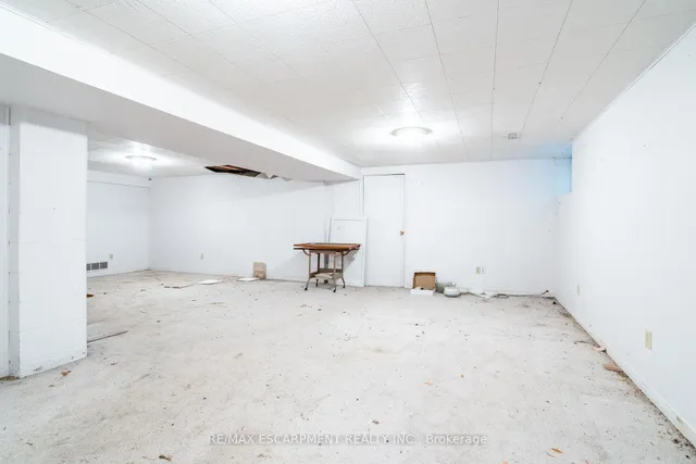 Additional image 38 of 6746 Appleby Line